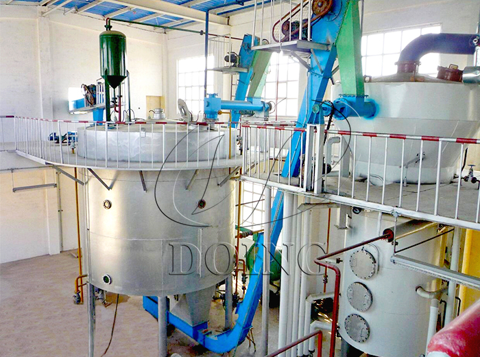 What are the methods and equipment for edible oil solvent extraction?