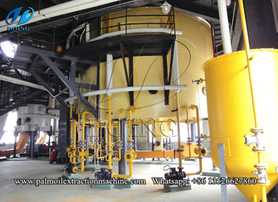 What equipment does a 50TPD soybean vegetable oil solvent extraction plant include?